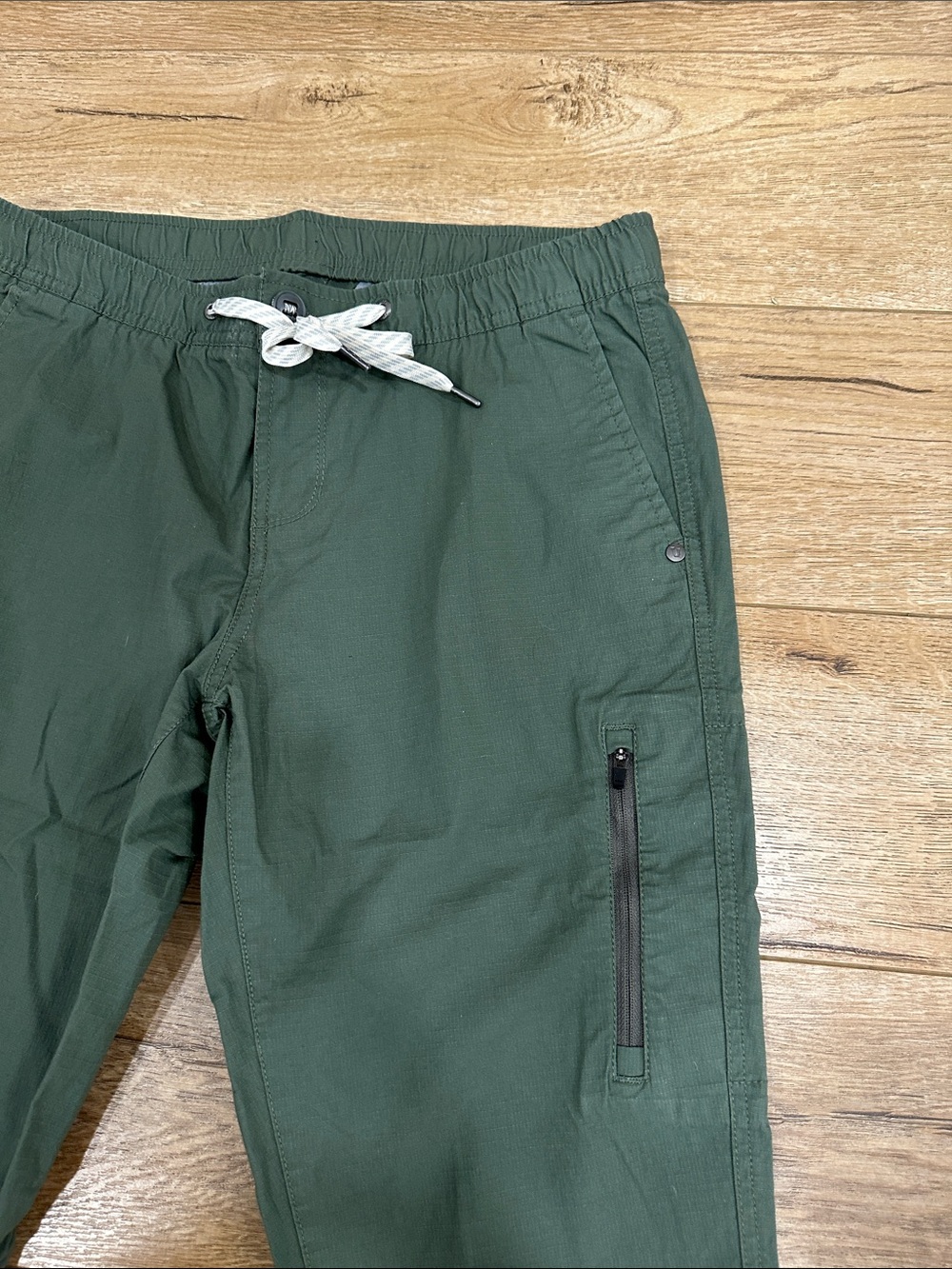 Vuori Women’s Green Pants - Picture 2 of 6